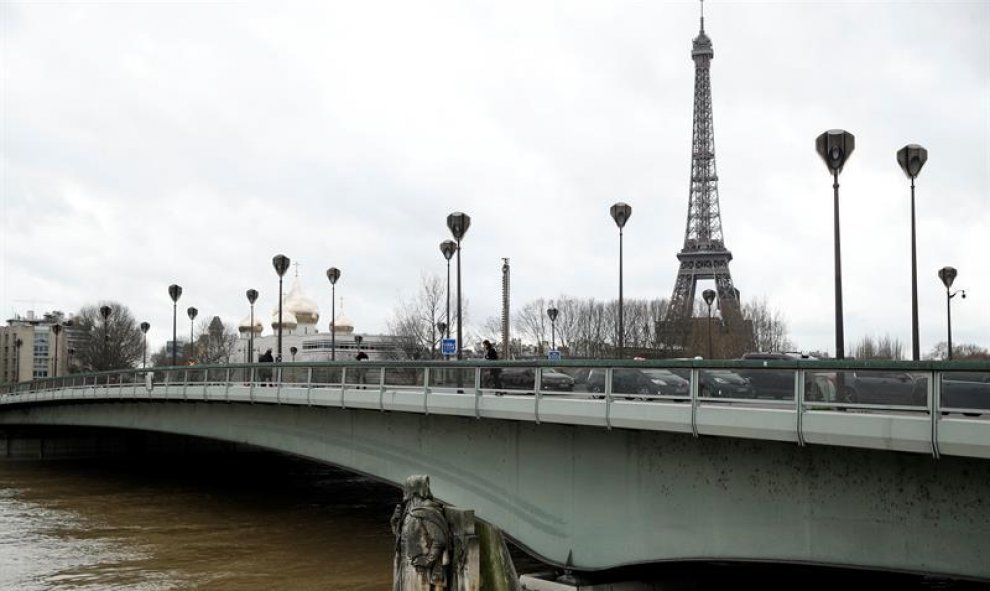 El río Sena se desborda e inunda París. EFE/Yoan Valat