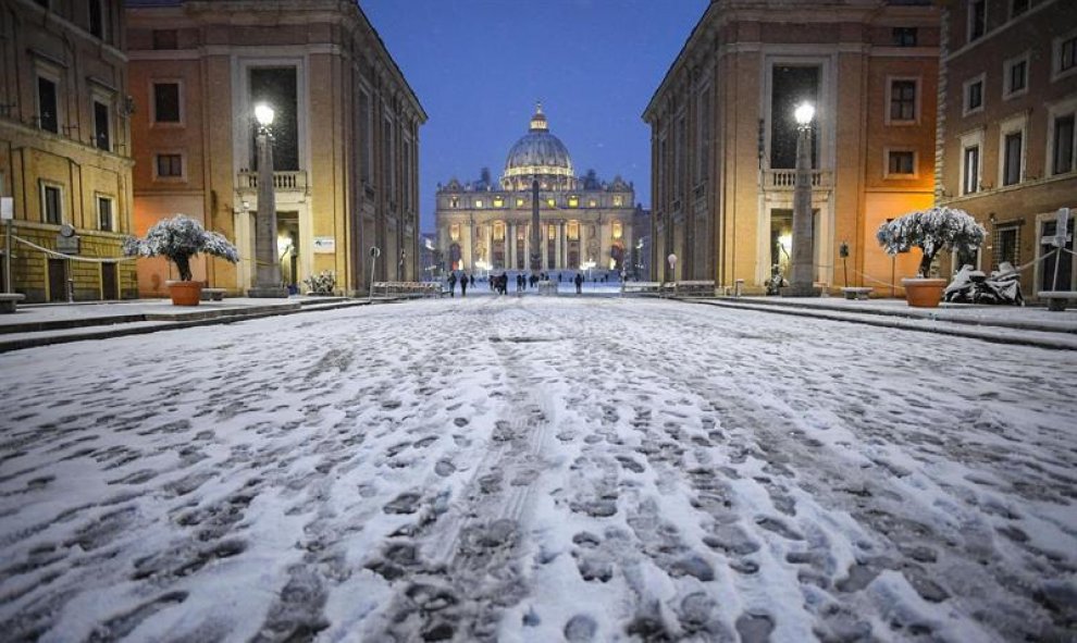 Vista de la Basílica de San Pedro desde la Via della Conziliacione en la ciudad del Vaticano. / EFE