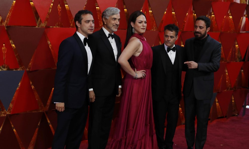 El equipo de la película chilena 'Una mujer fantástica', con su director Sebastian Lelio y la actriz Daniela Vega, en la alfombra roja a su llegada a la gala de los Premios Oscar. REUTERS/Carlo Allegri