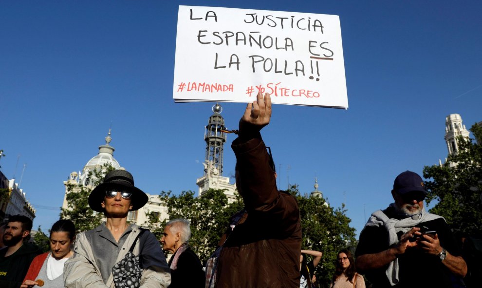 Más de un millar de personas se manifiestan ante el Ayuntamiento de Valencia en protesta por la sentencia contra los cinco jóvenes integrantes de La Manada, que han sido condenados por abuso sexual a una joven de Pamplona, pero no por violación. EFE/Kai F