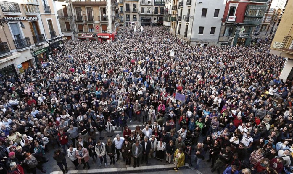 Miles de personas se concentran en la Plaza Consistorial de Pamplona, uno de los escenarios que en los Sanfermines 2016 evidenció el rechazo a las agresiones sexistas, y que esta tarde se ha vuelto a llenar para reflejar el malestar por la sentencia que c