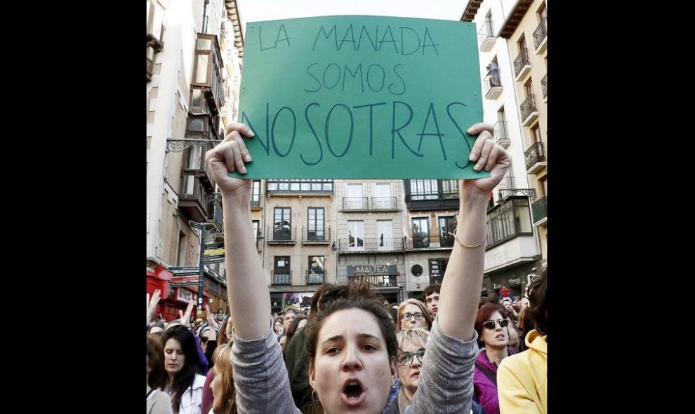 Miles de personas se concentran en la Plaza Consistorial de Pamplona, uno de los escenarios que en los Sanfermines 2016 evidenció el rechazo a las agresiones sexistas, y que esta tarde se ha vuelto a llenar para reflejar el malestar por la sentencia que c