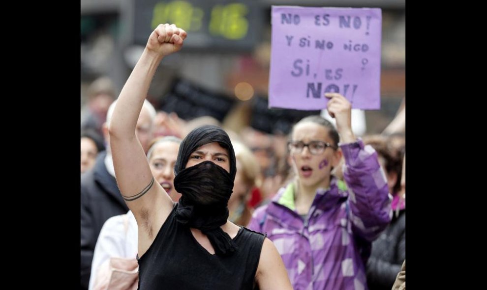 Miles de personas, sobre todo mujeres, durante la concentración hoy en Bilbao para protestar contra la sentencia de la Audiencia de Navarra, que ha condenado a los cinco sevillanos de La Manada a 9 años de cárcel por un delito de abuso sexual y no de viol
