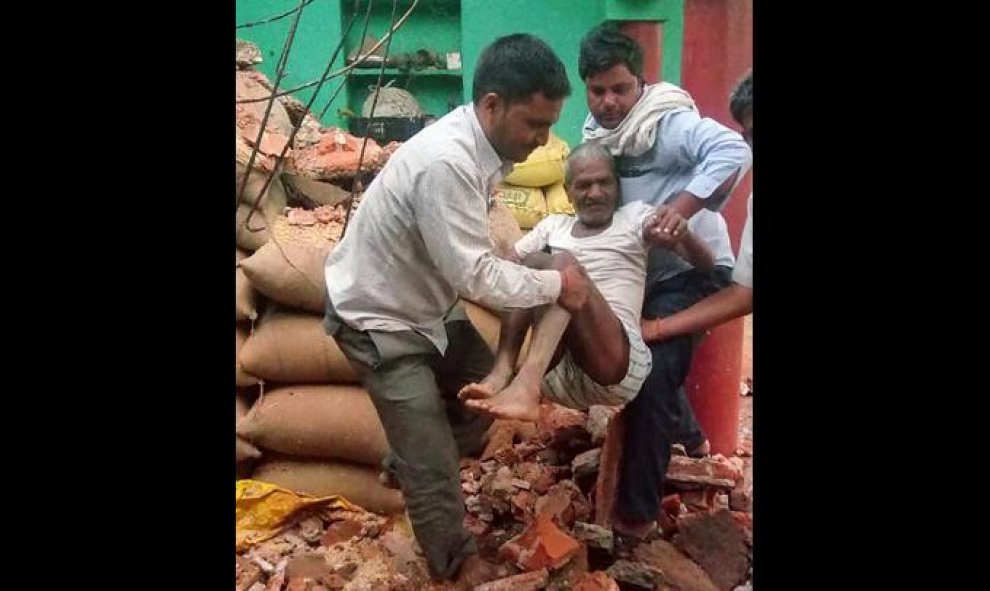 Un hombre es transportado desde los escombros de su hogar dañado por una gran tormenta en Etmadpur, en el distrito de Agra en el estado de Uttar Pradesh, en el norte de India, el 3 de mayo de 2018. AFP