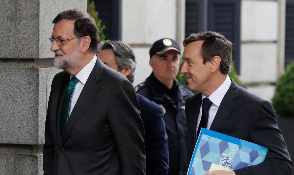 El presidente del Gobierno, Mariano Rajoy, a su llegada al hemiciclo el día que se debate la moción de censura contra el Gobierno -  EFE