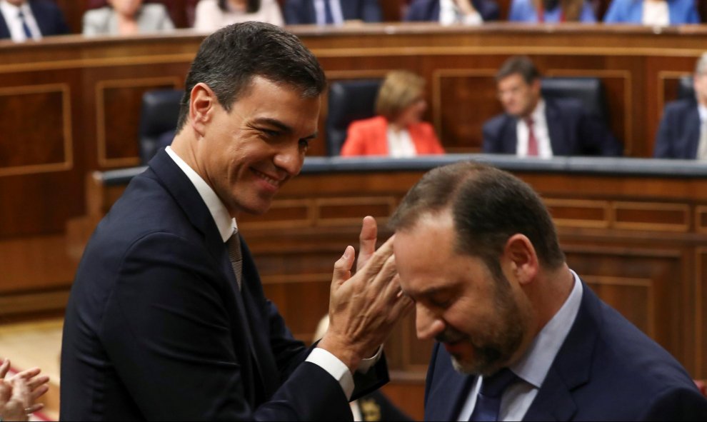 Pedro Sánchez aplaude a Jose Luis Abalos tras su discurso durante la primera jornada de moción de censura contra Mariano Rajoy - REUTERS