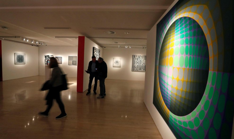 Este jueves el Museo Thyssen inaugura una gran exposición dedicada al padre del movimiento “Op Art” este movimiento, Víctor Vasarely. EFE