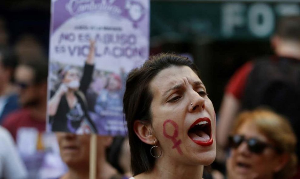 Manifestación de mujeres en Madrid, esta tarde ante el Ministerio de Justicia, en protesta por la puesta en libertad de 'La Manada'. (JUAN CARLOS HIDALGO | EFE)