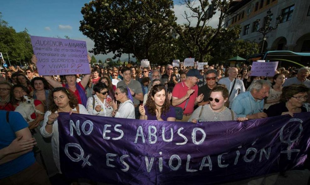 Manifestación en Santander en protesta por la puesta en libertad de 'La Manada'. (PEDRO PUENTE HOYOS | EFE)