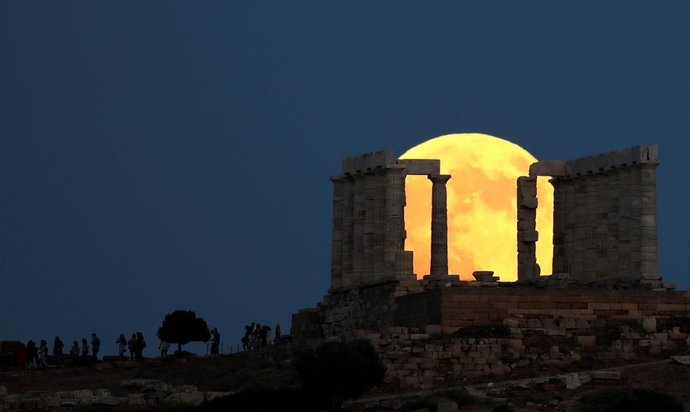 La luna de sangre, desde el Templo de Poseidón en Atenas, Grecia. REUTERS/Alkis Konstantinidis