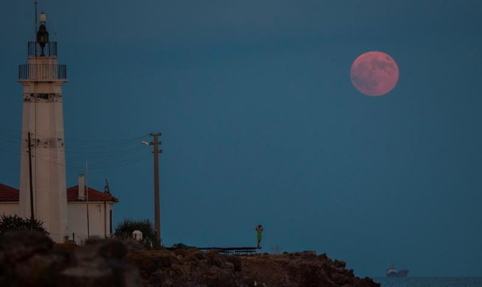 La luna de sangre, desde Canakkale, Turquía. EFE/EPA/Tolga Bozoglu