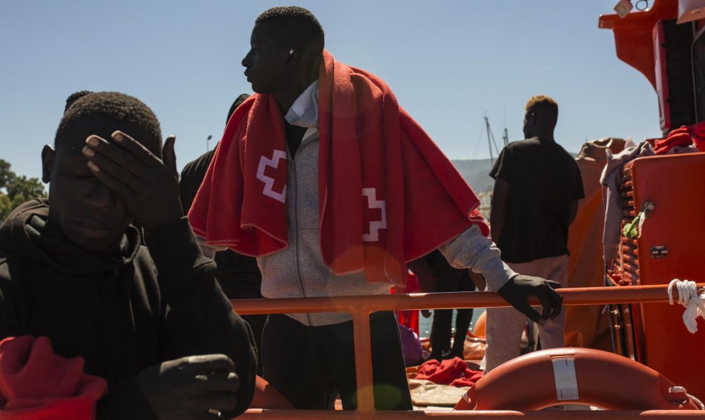 Varias personas zon trasladas de una lachan de rescata donde han pasado la noche a otro barco de Sasemar, atracado en puerto del Ageciras ante la falta de espacio en comisarías, CIE o polideportivos. JAIRO VARGAS