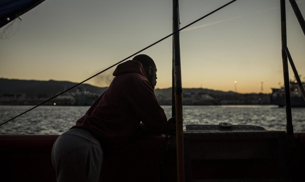 Un migrantes observa Algeciras desde el barco María Zambrano de Salvamento Marítimo. JAIRO VARGAS