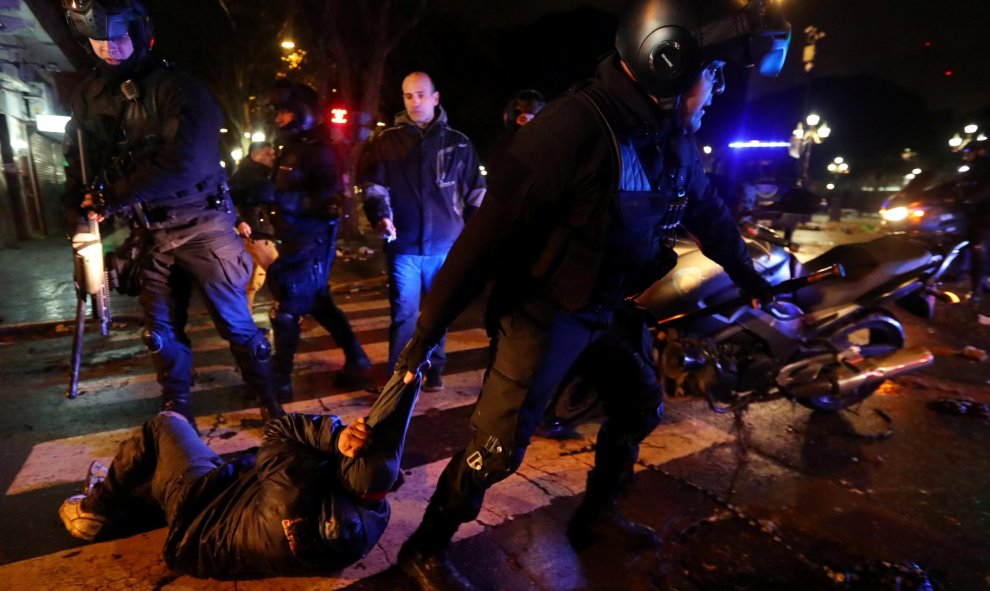 Un hombre es detenido por un policía durante enfrentamientos fuera del Congreso luego de que los senadores rechazaran un proyecto de ley para legalizar el aborto, en Buenos Aires - REUTERS/Marcos Brindicci