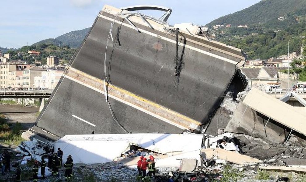 El responsable de Protección Civil indicó que en la zona hay unos mil efectivos de la Policía Estatal, Municipal, del Cuerpo de Bomberos y de equipos de emergencia sanitaria. / REUTERS - Stefano Rellandini