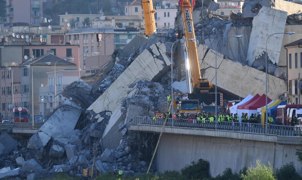 Una grúa trabaja en las labores de búsqueda de víctimas y retirada de los escombros del puente que el martes se desplomó en Génova (Italiaa. EFE/ Luca Zennaro
