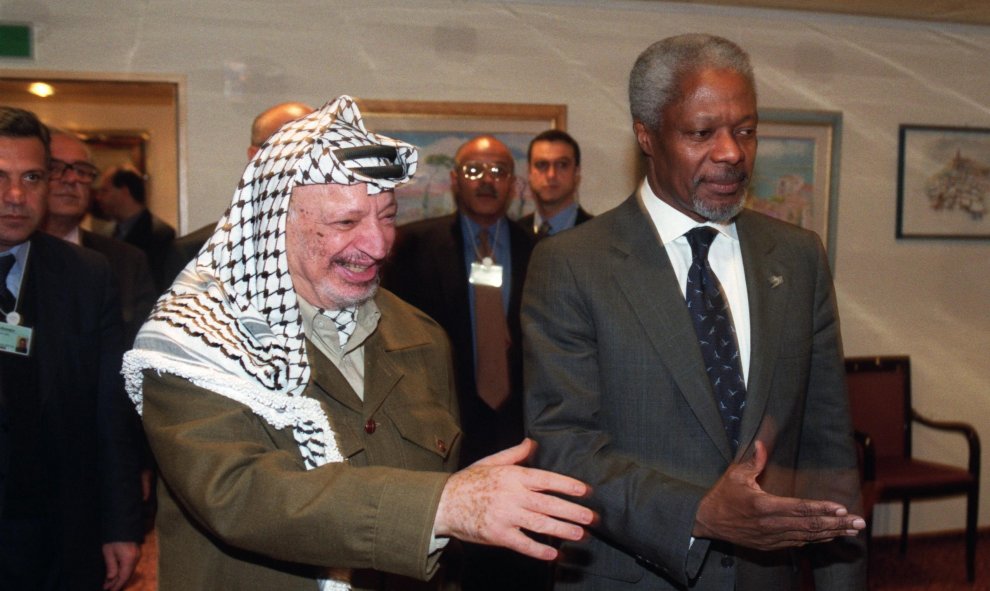 Kofi Annan con el lider palestino Yasser Arafat, en la cumbre de Davos (Suiza) en enero de 1999. EFE/EPA/PATRICK AVIOLAT