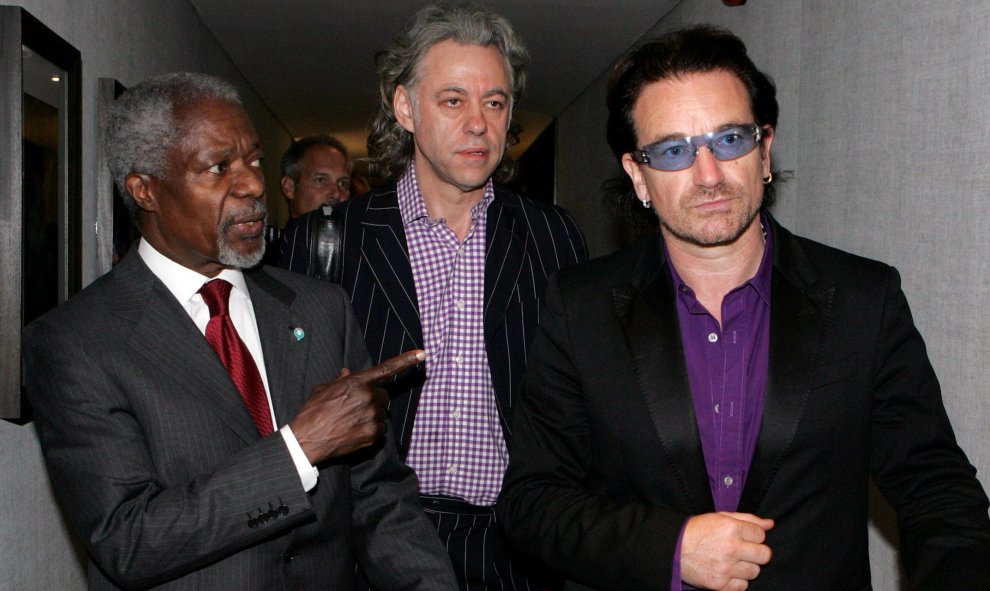 Kofi Annan (con los cantantes Bob Geldof y Bono, en la cumbre del G-8 en julio de 2005. REUTERS