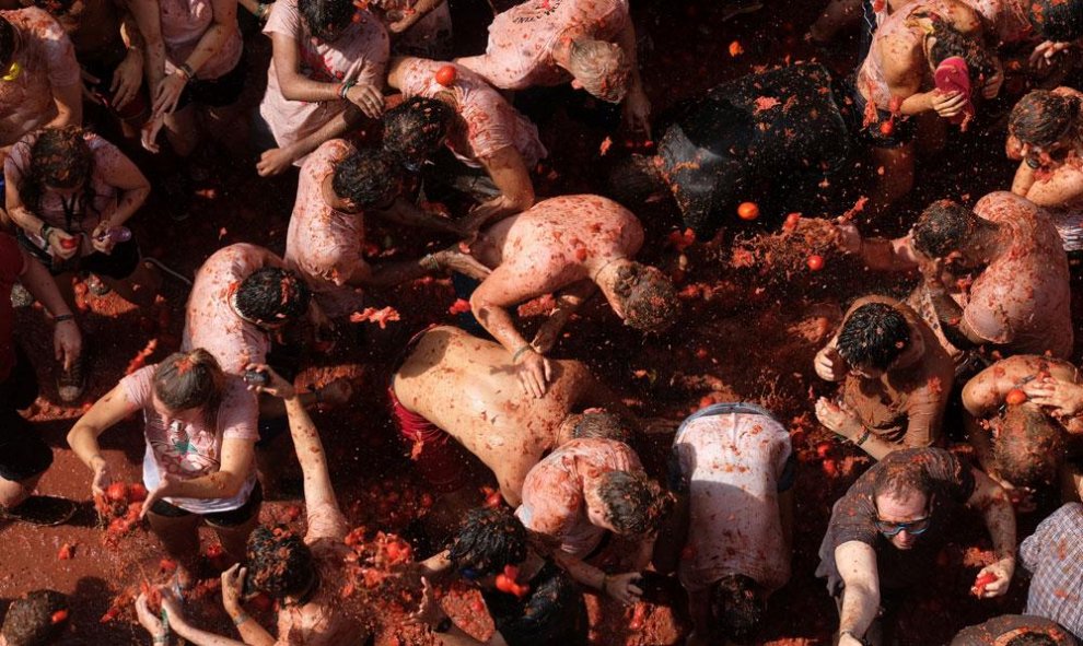 29/08/2018 Varios jóvenes participan en la Tomatina de Bunyol. REUTERS/Heino Kalis