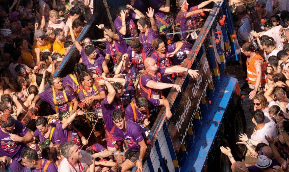 29/08/2018 Varios jóvenes participan en la Tomatina de Bunyol. REUTERS/Heino Kalis