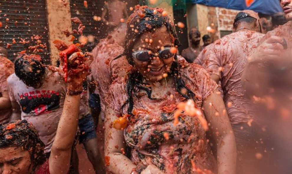 29/08/2018.. Más de 20.000 personas han participado en la tradicional fiesta de "La Tomatina" lanzándose 145.000 kilos de tomates en la localidad valenciana de Buñol donde los participantes se someten a una lluvia de tomates durante el kilómetro que tien