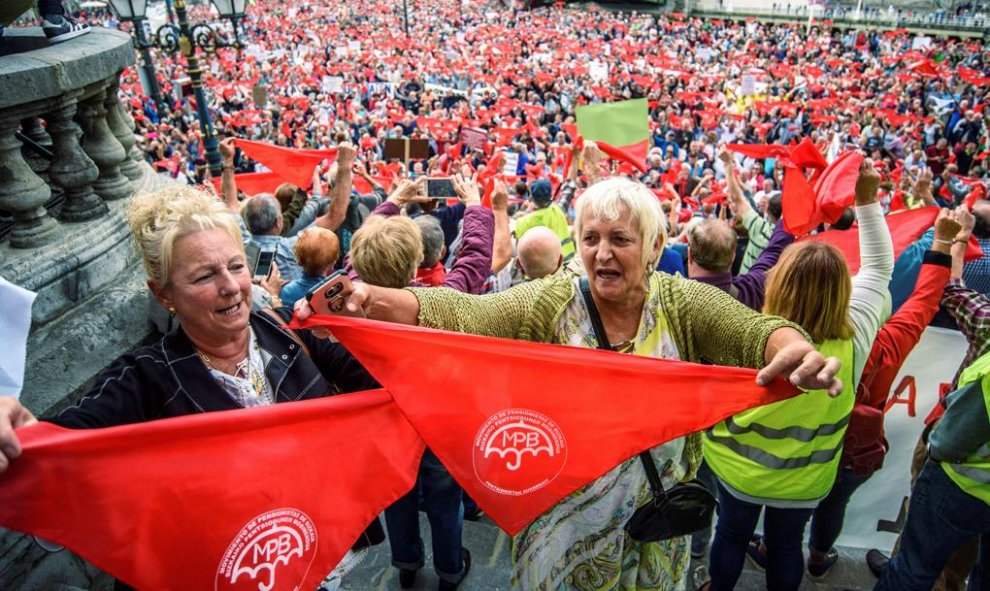 El Movimiento de Pensionistas de Bizkaia se manifiesta en demanda de unas pensiones dignas y del blindaje del sistema público actual. Vista de la manifestación en la calle Buenos Aires. EFE/JAVIER ZORRILLA