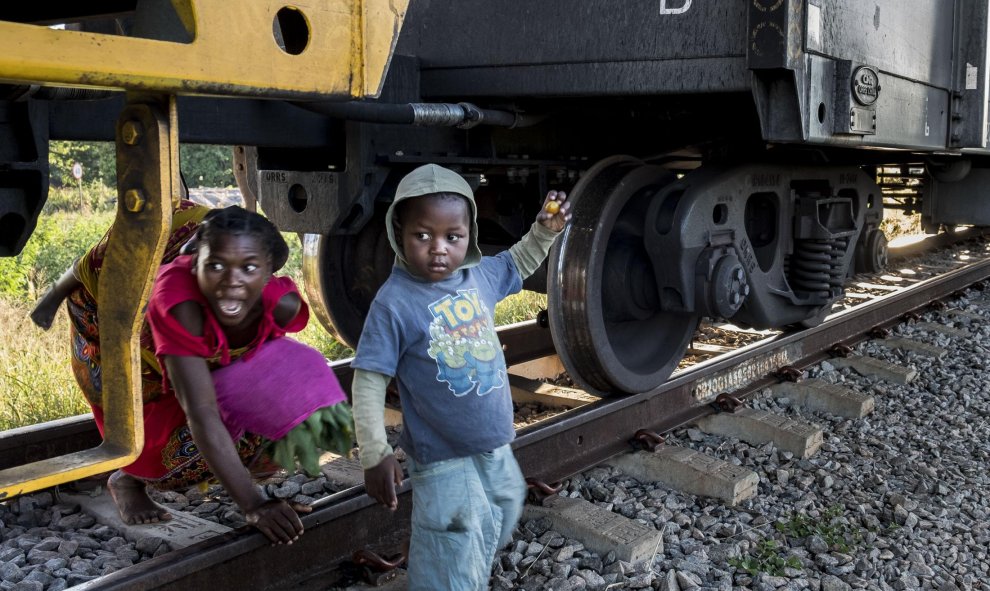 Mozambique es el octavo país más pobre del mundo. La rehabilitación de una vía férrea, realizada por la compañía española SACYR, desvela cómo la actividad de las empresas en países en vías de desarrollo no siempre es positiva. Esa nueva ruta de ferrocarri