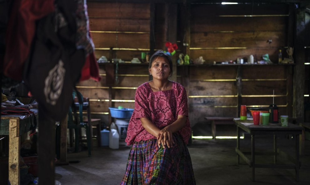 María Dolores Caal y su familia viven afectados por RENACE, la obra que construye ACS. Residen en una aldea junto a una hidroeléctrica que genera 306 MW para Guatemala, pero ellos, paradójicamente, no tienen electricidad ni en su casa ni en toda su comuni
