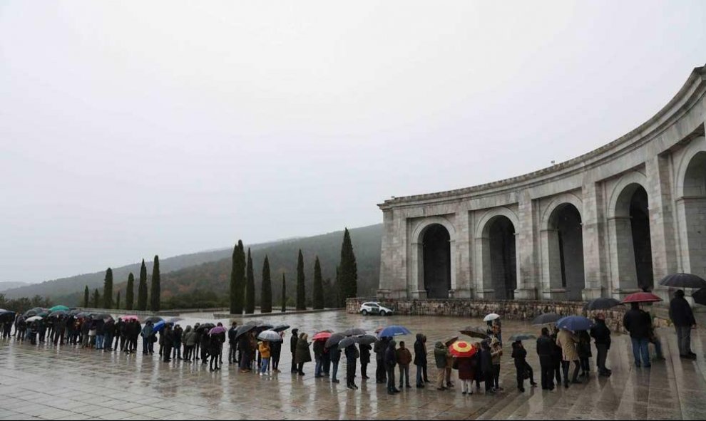Este 20-N será el último que se pueda ver a Franco en su tumba, quizá por ello este año haya más colas que en años anteriores. (SUSANA VERA | REUTERS)
