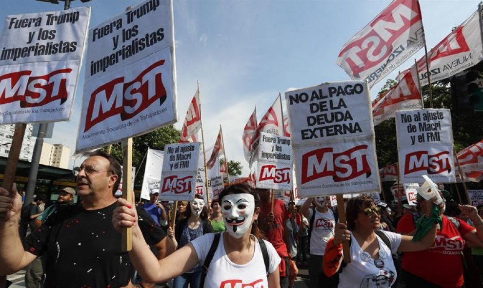 Protestan además contra la política del ajuste del Ejecutivo y hacia las medidas de Mauricio Macri que aumentaron la deuda externa. / EFE - JUAN IGNACIO RONCORINI