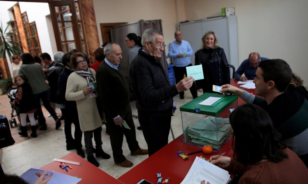 2/12/2018. La gente hace cola para votar en las elecciones autonómicas andaluzas en un colegio electoral de Cuevas del Becerro (Málaga). REUTERS/Jon Nazca