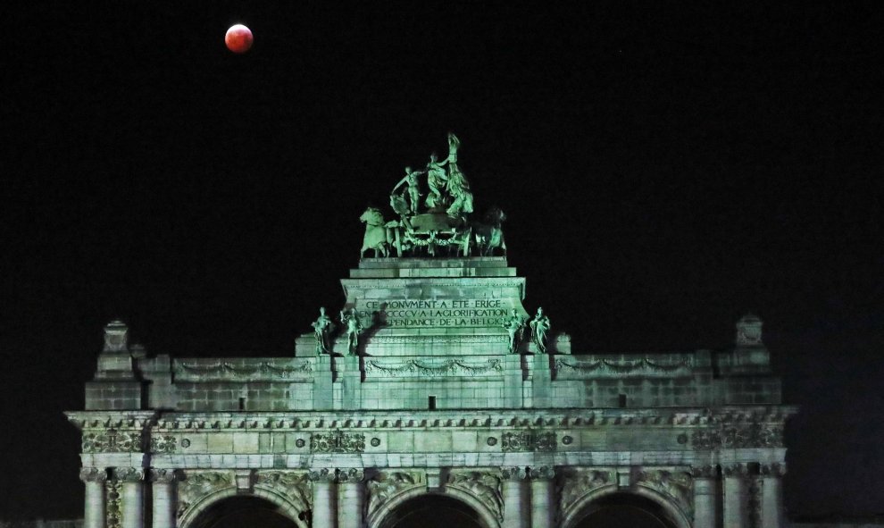 La luna durante el eclipse vista a través del arco del Cinquantenaire, en Bruselas, Bélgica. | REUTERS/Yves Herman