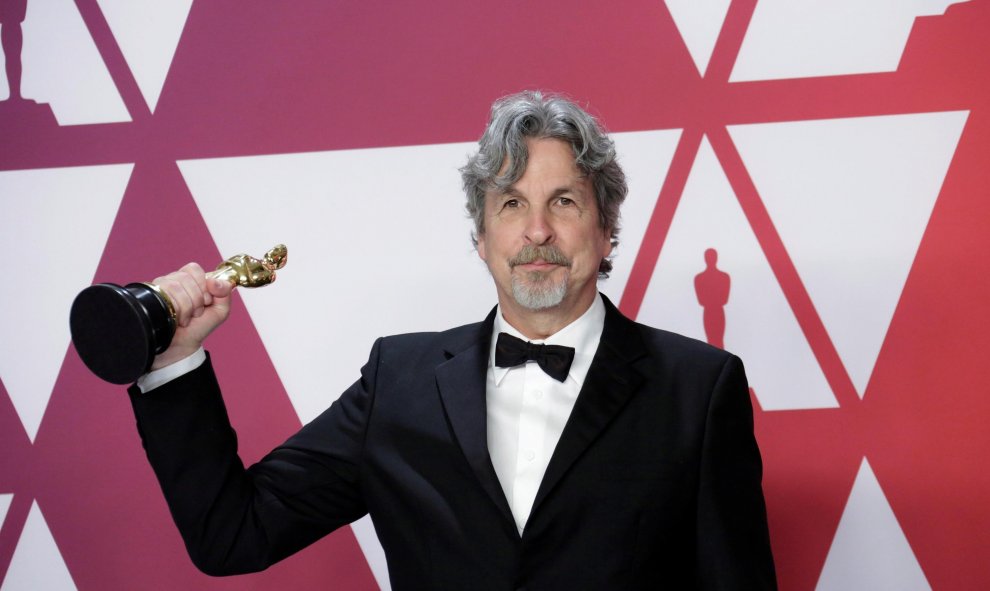 El director Peter Farrelly, ganador del Óscar a la mejor película y mejor guión original por 'Green Book', posa con la estatuilla en la 91 edición de los premios de la Academia de Hollywood | EFE/Armando Arorizo