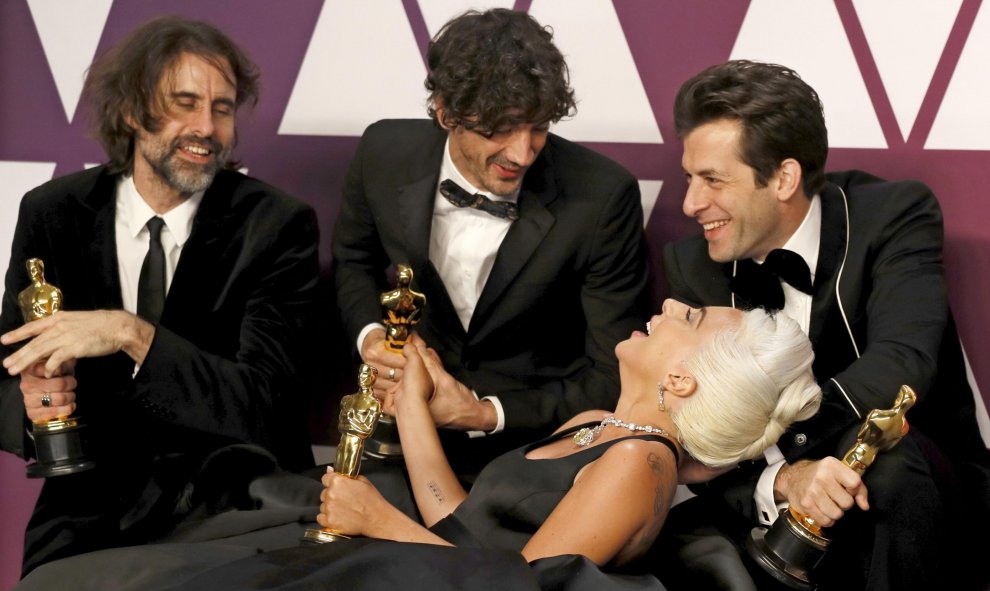 Lady Gaga, junto con Andrew Wyatt, Anthony Rossomando y Mark Ronson, ganadores de la Mejor Canción Original por 'Shallow' de 'A Star is Born' | EFE/ Etienne Laurent