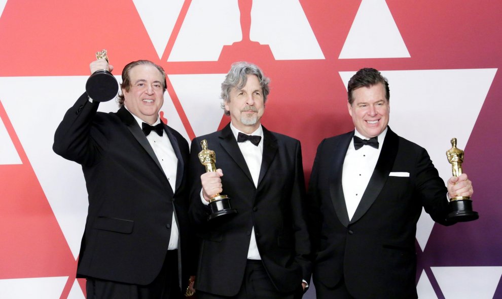 Nick Vallelonga, Peter Farrelly and Brian Currie posan con la estatuilla al mejor guión original por ‘Green Book’ | EFE/ Armando Arorizo