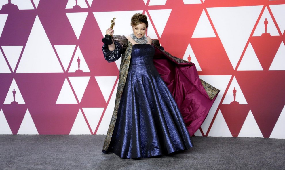 Ruth Carter posa con la estuatuilla al mejor diseño de vestuario por ‘Black Panther’ | EFE/ Armando Arorizo