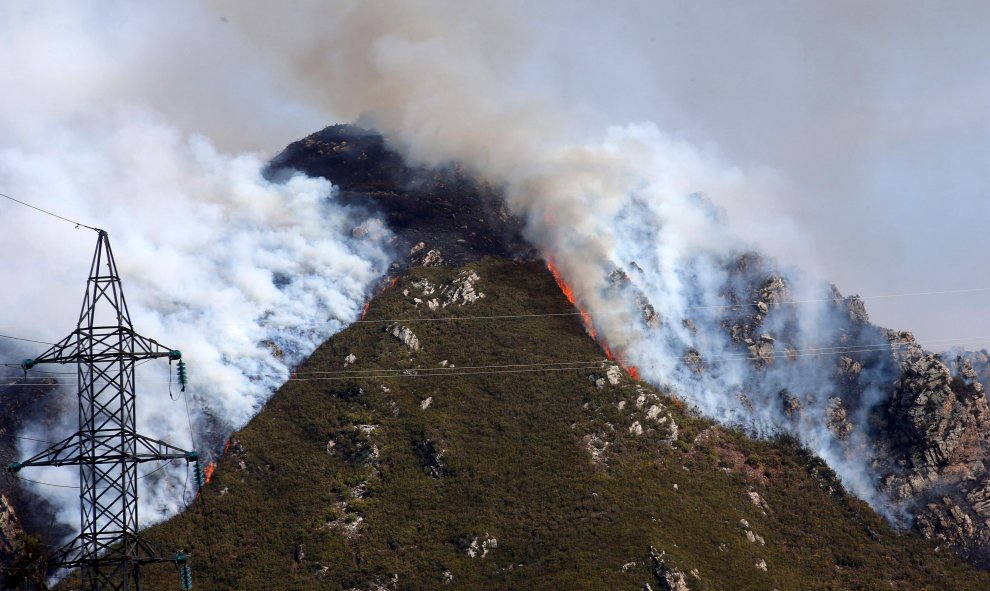 LABORES DE EXTINCIÓN DEL INCENDIO FORESTAL EN LA LOCALIDAD ASTURIANA DE SOTO DE LOS INFANTES, CONCEJO DE SALAS, GIJÓN. Damián Arienza Europa Press