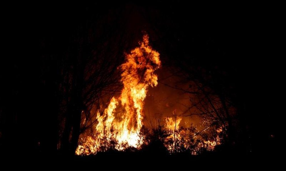 LABARES (ASTURIAS), 03/03/2019.- Imagen del incendio en los alrededores de Labares. Un total de 77 incendios se encuentran activos en Asturias, contra los que luchan unas 200 personas, a las que se sumarán mañana, lunes, otro centenar aportado por la admi