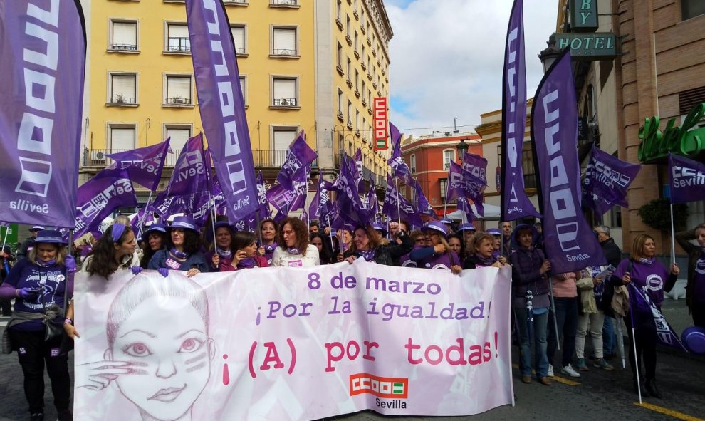 Cabecera de la primera manifestación feminista convocada por CCOO. Plaza del Duque, Sevilla.- RAÚL BOCANEGRA