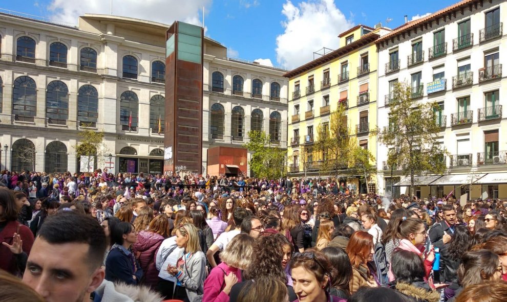 Imagen de la congregación en la plaza del Museo Reina Sofía en Madrid.- FERMÍN GRODIRA