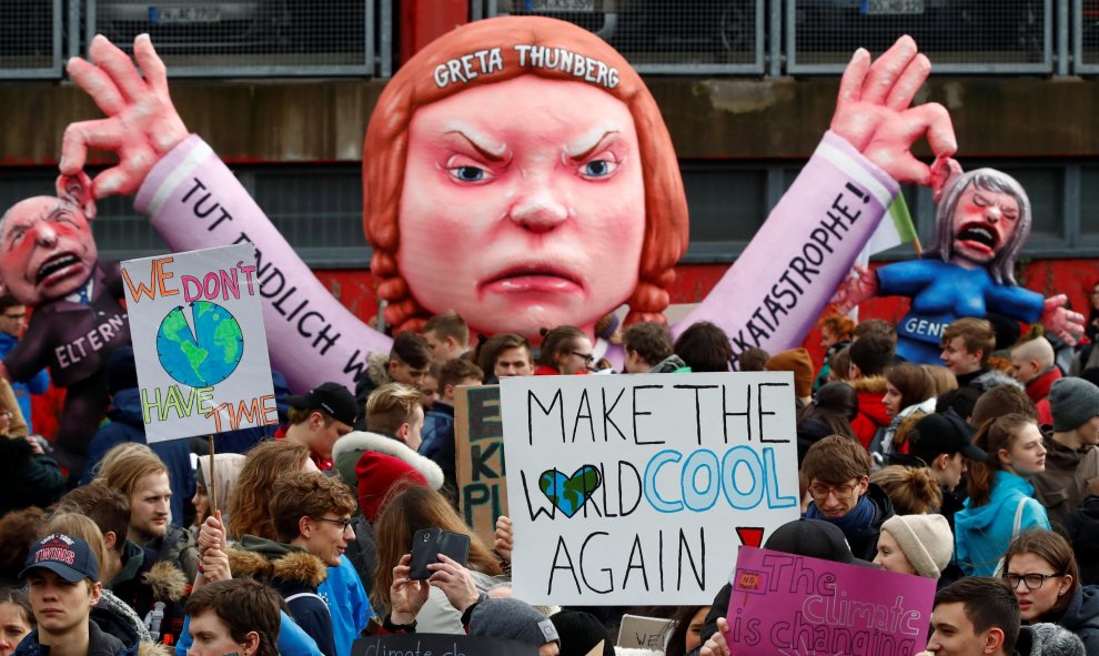 Los estudiantes usan una carroza de carnaval que representa a la activista ambiental sueca Greta Thunberg durante una huelga para exigir acciones contra el cambio climático en Dusseldorf, Alemania. / Reuters