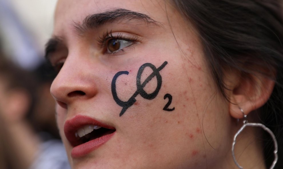 Una joven denuncia los efectos del cambio climático en Madrid. / Reuters