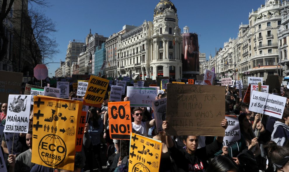 Los estudiantes toman las calles de Madrid para exigir una acción global sobre el cambio climático. / Reuters