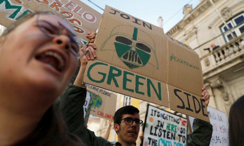 El Lisboa, los estudiantes se suman a la protesta para exigir medidas contra el cambio climático. / Reuters