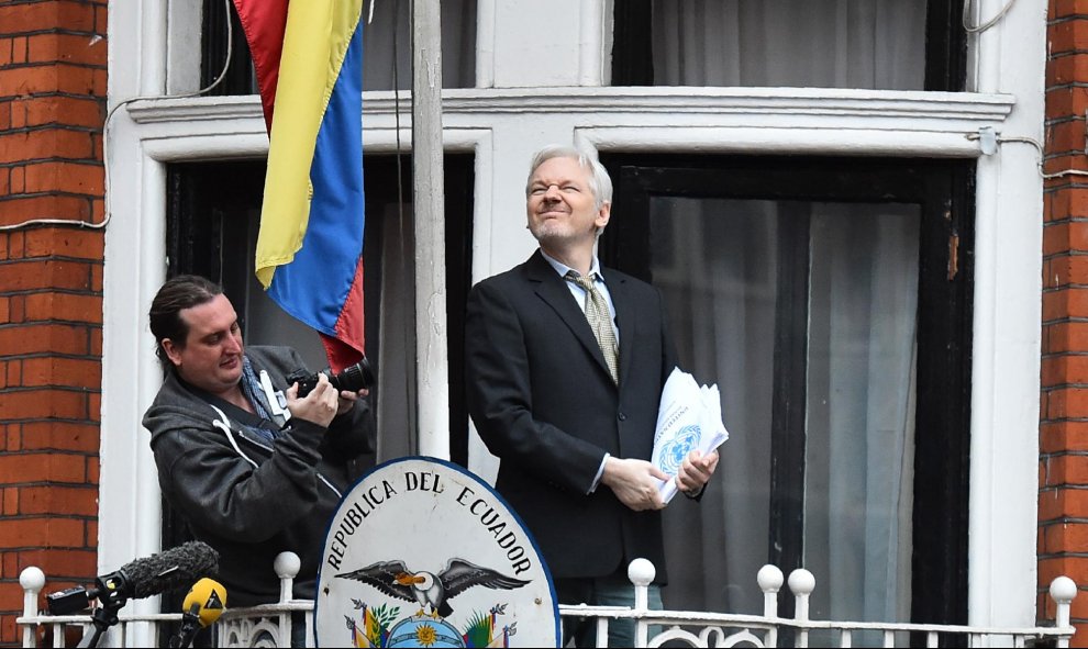 El fundador de Wikileaks, durante una de sus apariciones públicas en el balcón de la legación de Ecuador. - BEN STANSALL / AFP