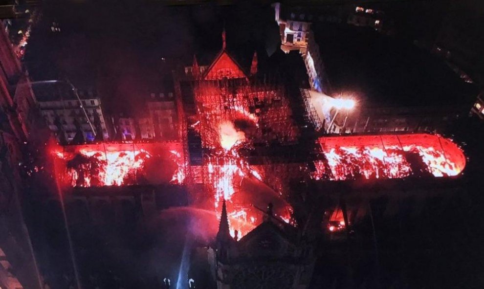 Imagen tomada con un dron de la Policía francesa y publicada en Twitter por el periodista Alexandre Fremont.