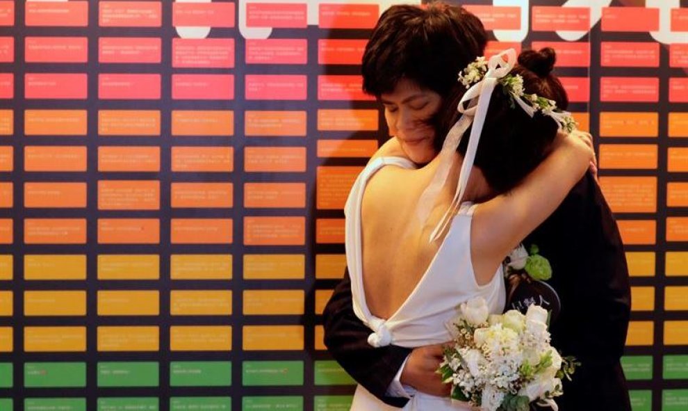 23/05/2019.- Una pareja de mujeres recién casada se abraza durante el primer día del registro civil para matrimonios del mismo sexo este jueves, en Taipei (Taiwán). Taiwán se convirtió en el primer país asiático en legalizar el matrimonio entre personas d
