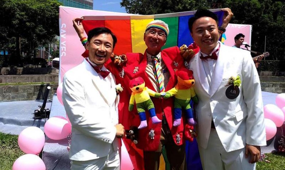 24/05/2019.- Una veintena de parejas homosexuales acudieron hoy a los juzgados taiwaneses para registrar oficialmente su matrimonio, una semana después de que el país isleño se convirtiera en el primero de toda Asia en legalizar las uniones entre personas
