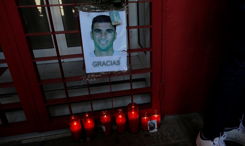Homenaje al futbolista José Antonio Reyes frente al estadio Ramón Sánchez-Pizjuan, en Sevilla. | Reuters
