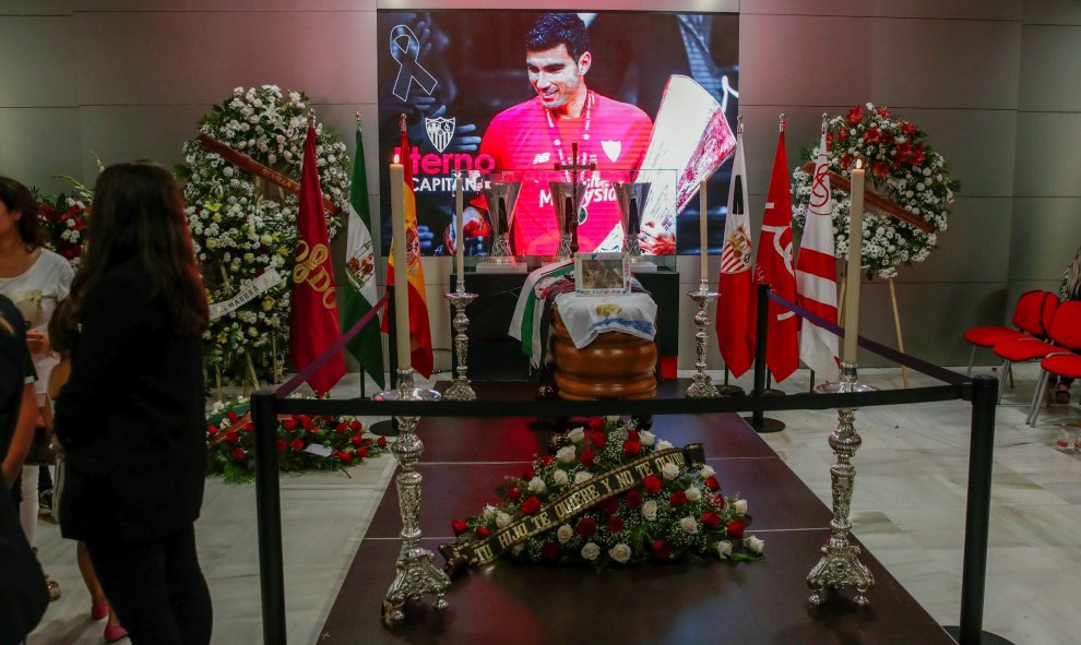 Cientos de personas se acercaron este domingo a la capilla ardiente instalada en el antepalco del estadio Ramón Sánchez-Pizjuán de Sevilla. | EFE